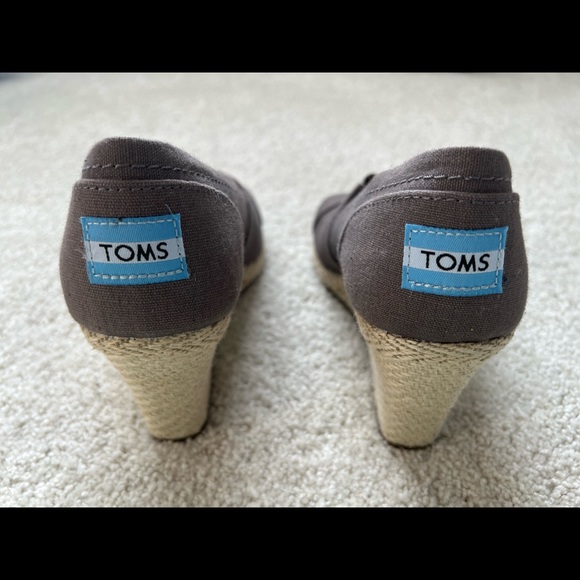 TOMS Wedge Shoe - Picture 2 of 4